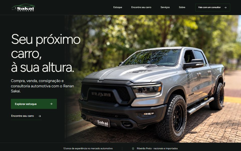 Site da Sakai Veículos, com catálogo de carros e visual premium